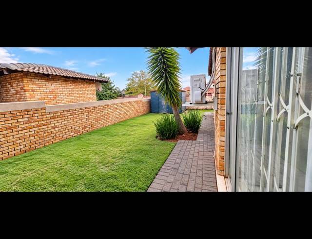 3 BEDROOM TOWNHOUSE FOR SALE IN HEUWELSIG ESTATE